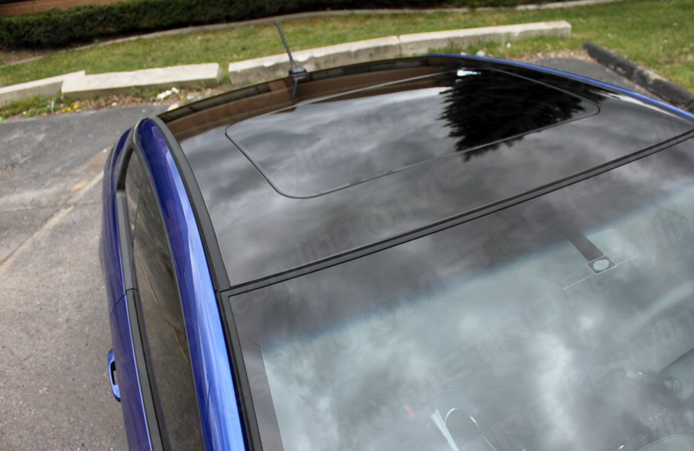 3M 2080 G12 gloss black installed on car roof illustrating high-gloss look and UV protection