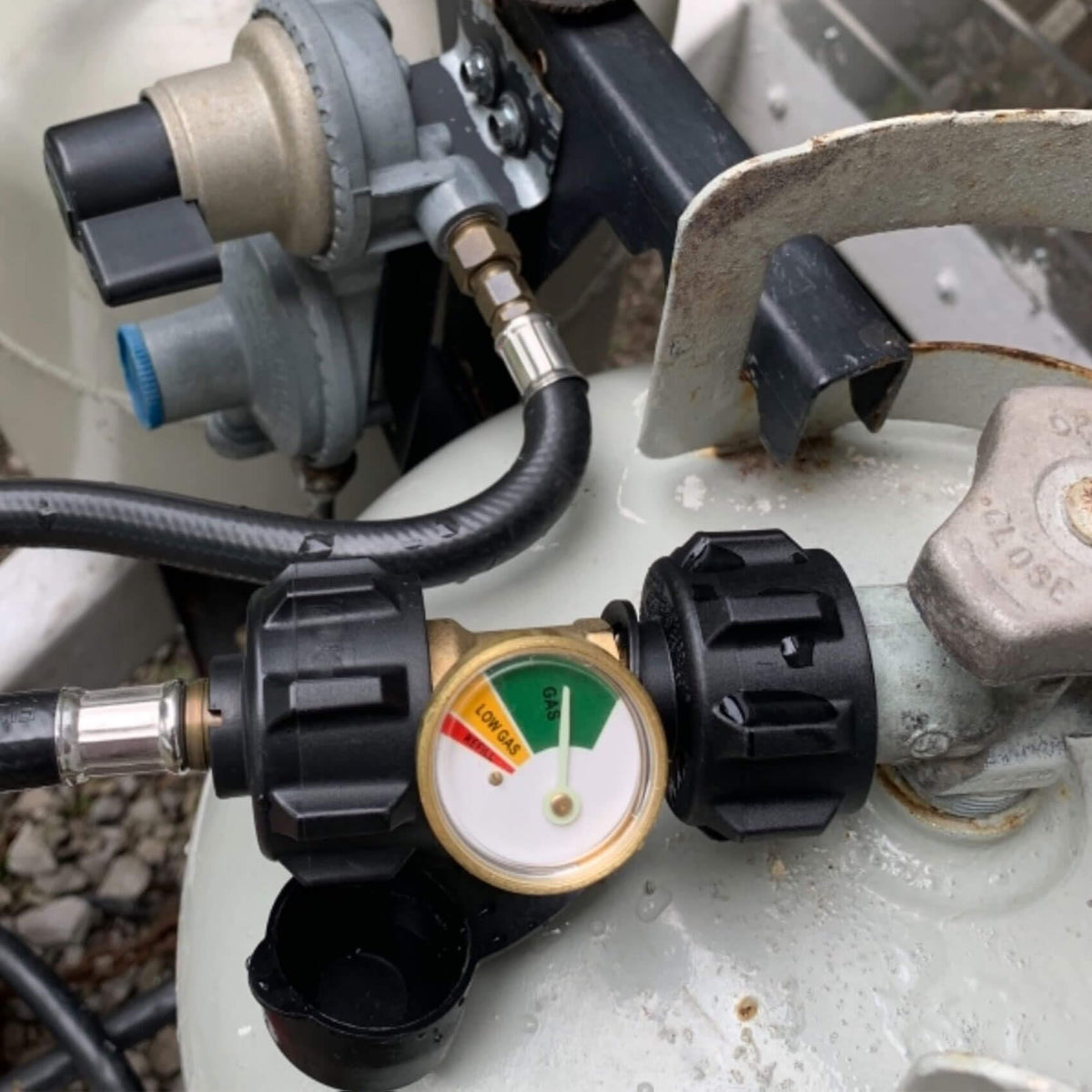 Aekops dust cap and handwheel highlighting tool-free installation