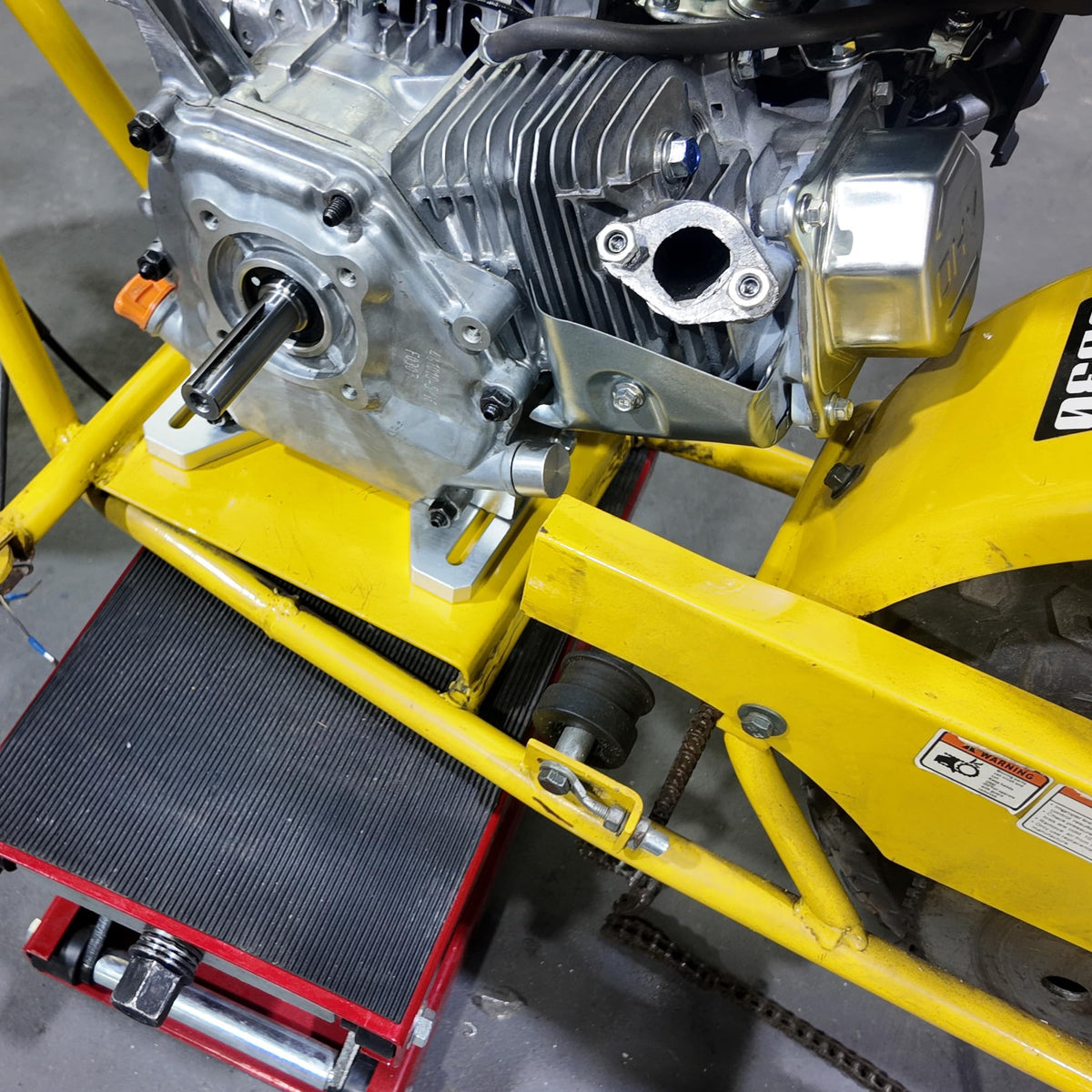 AKSGKGQ mounted engine on mini bike in use demonstrating stable drivetrain performance