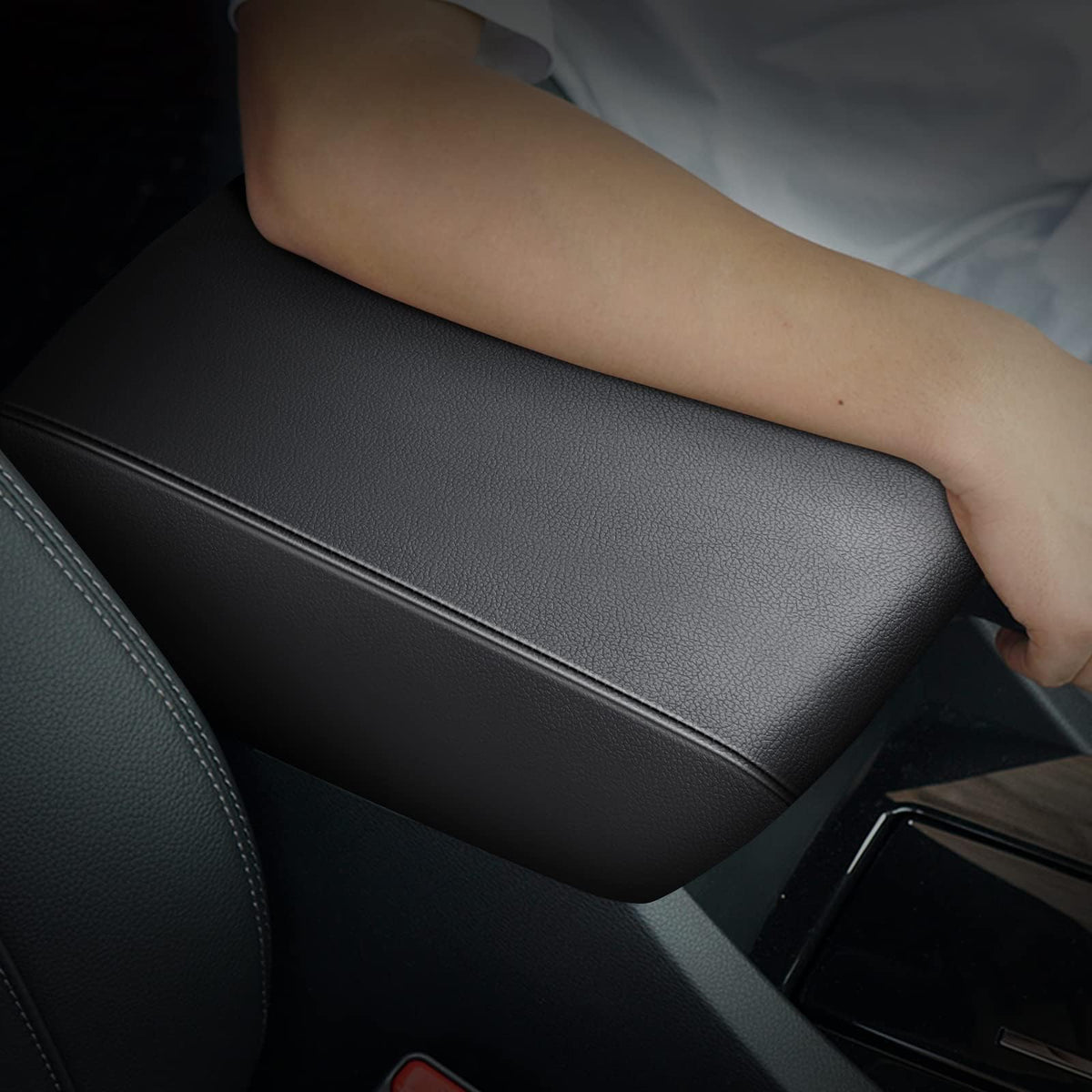 AOMSAZTO cover held by hand showing scale and snug armrest fit