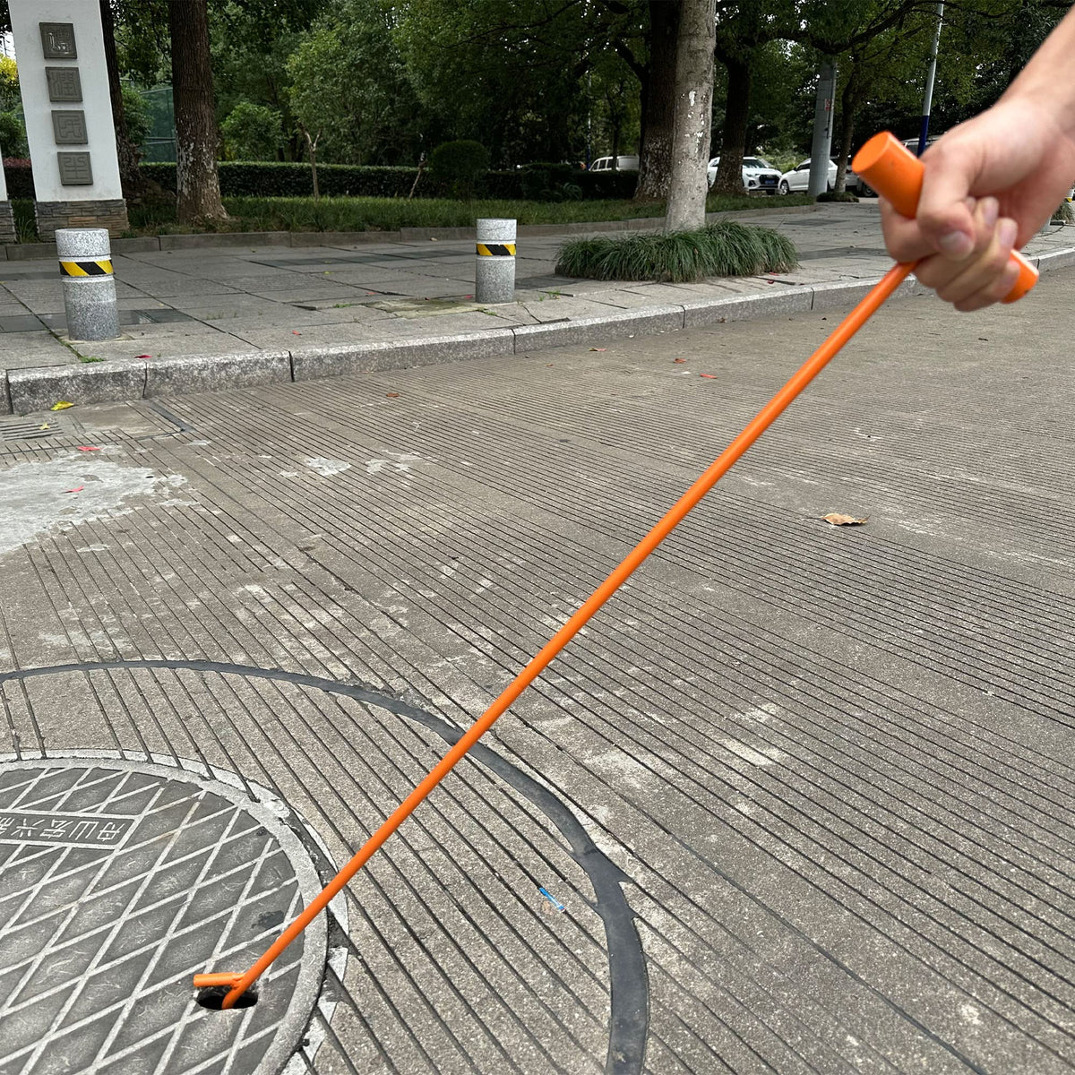 AUTOAlkins puller next to ruler illustrating 32 inch total reach