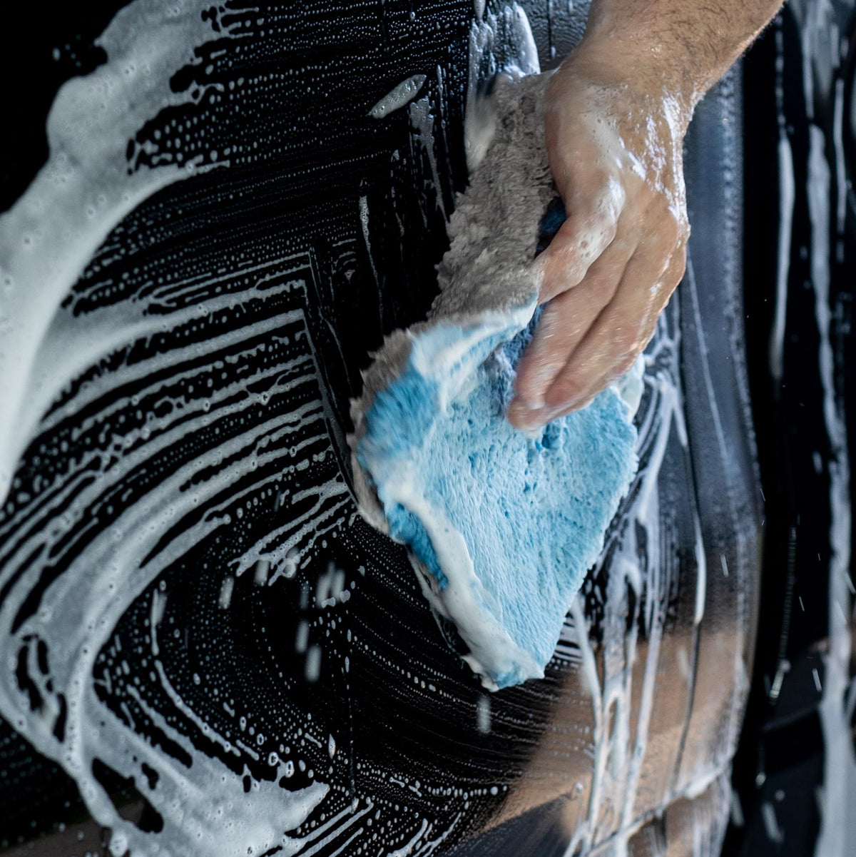 Autofiber Flat Out microfiber close-up showing 700 GSM fibers lifting dirt effectively