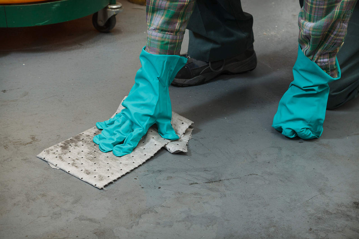 Brady pad absorbing oil spill demonstrating fast uptake and reduced re-drip