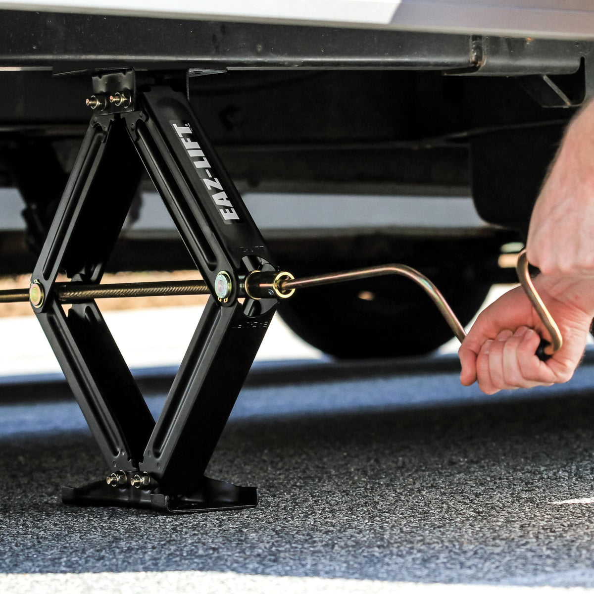 Camco EAZ-Lift close-up of threaded shaft and powder coat for corrosion resistance