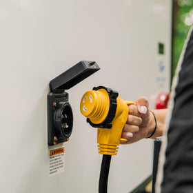 Camco PowerGrip 90° head detail reducing stress on outlet connections
