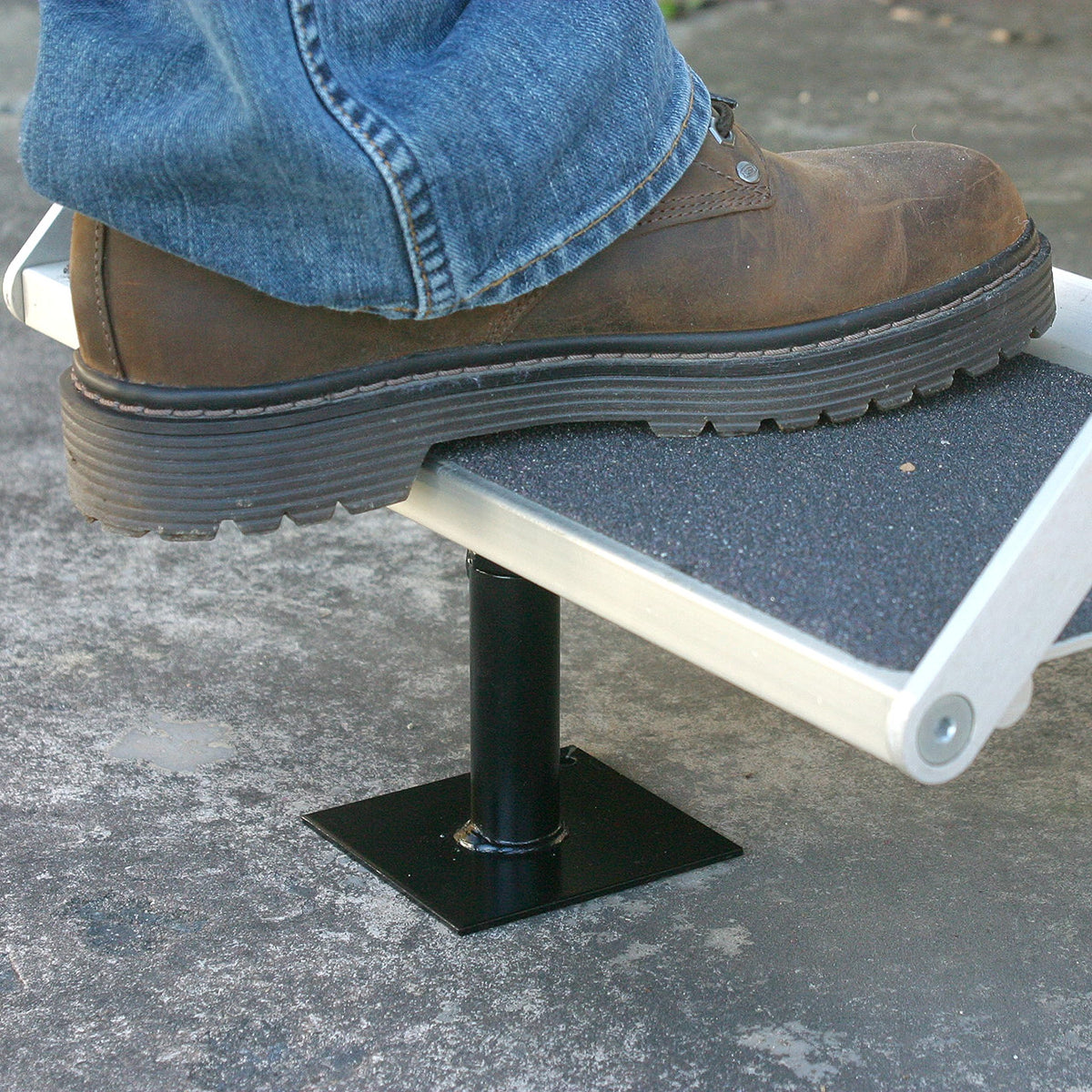 Camco height scale visual showing adjustable 7-5/8 to 14 inch range