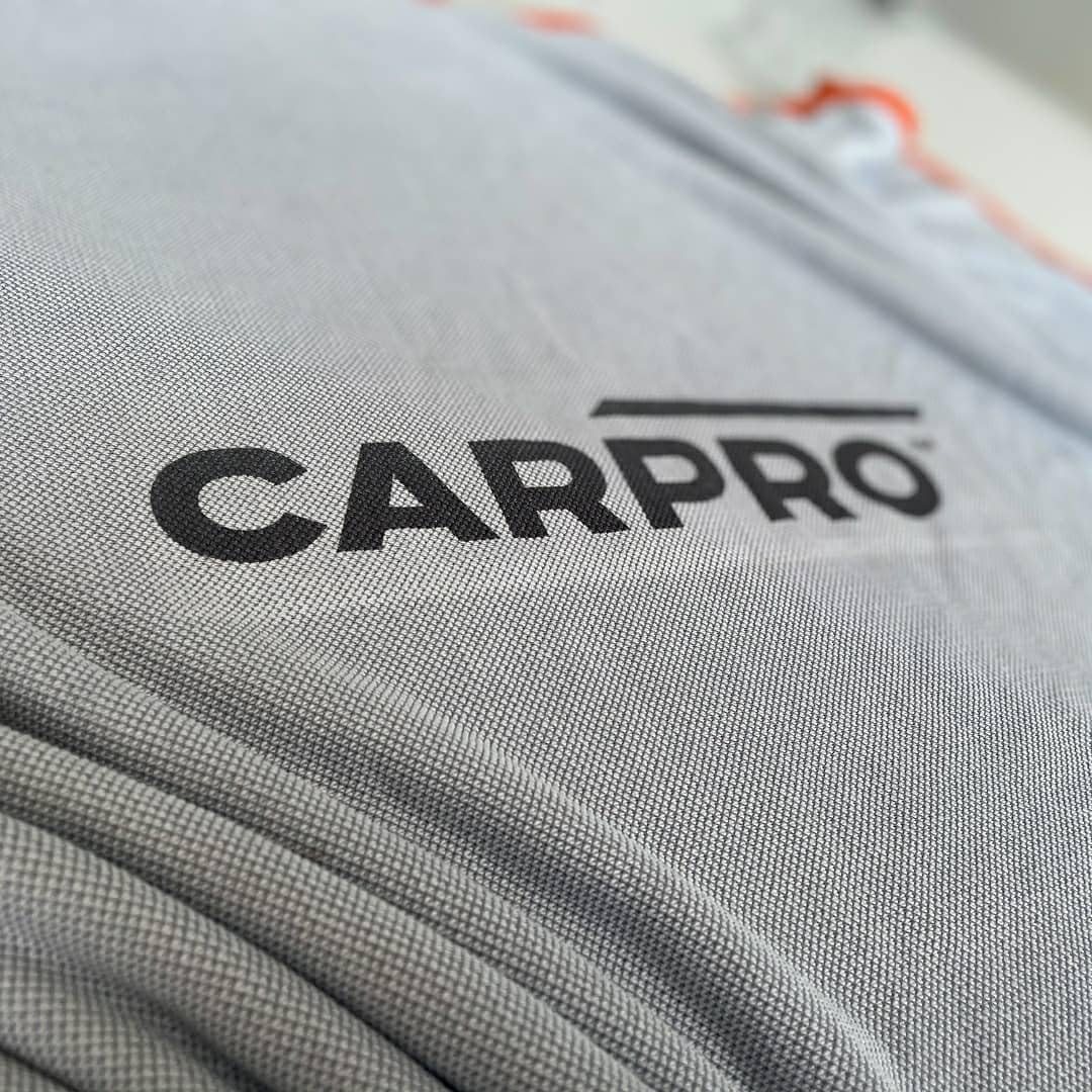 CARPRO DHydrate absorbing water in demo to show rapid pickup benefit