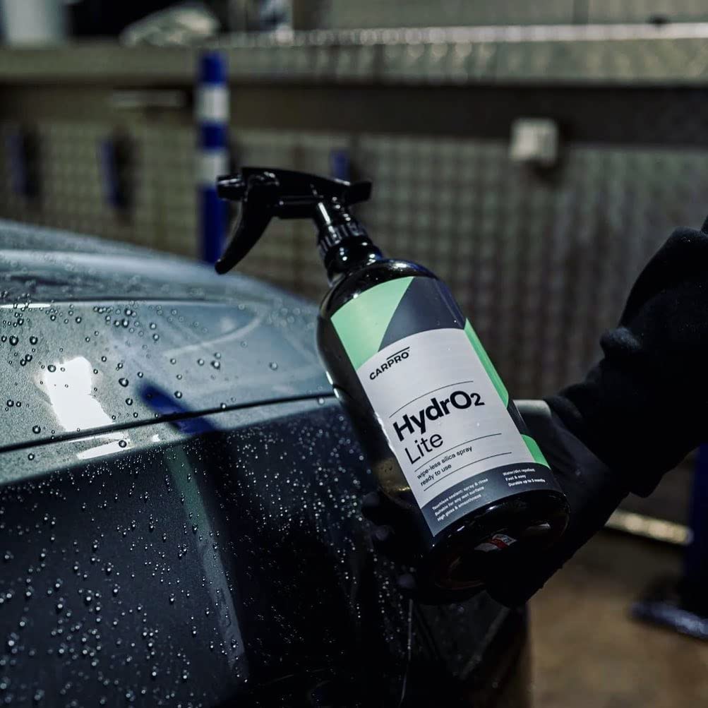 CARPRO HydrO2 Lite rinsing off a panel showing immediate hydrophobic activation benefit