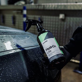 CARPRO HydrO2 Lite rinsing off a panel showing immediate hydrophobic activation benefit