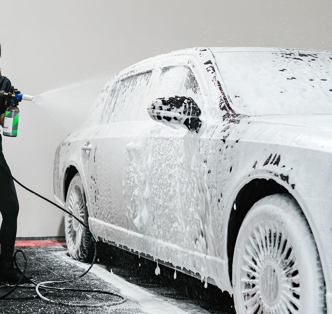 CARPRO Reset generating thick foam from a foam cannon for safe, lubricated washing