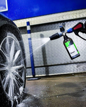 CARPRO Reset pour cap close-up illustrating controlled dispensing and convenience