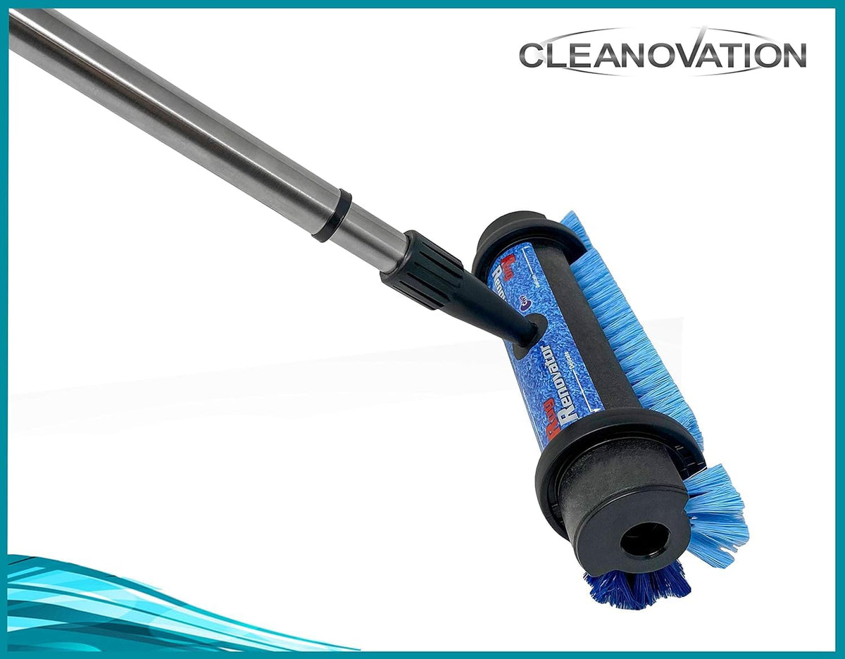 Cleanovation squeegee edge pushing dirty water for faster drying and cleaner fibers
