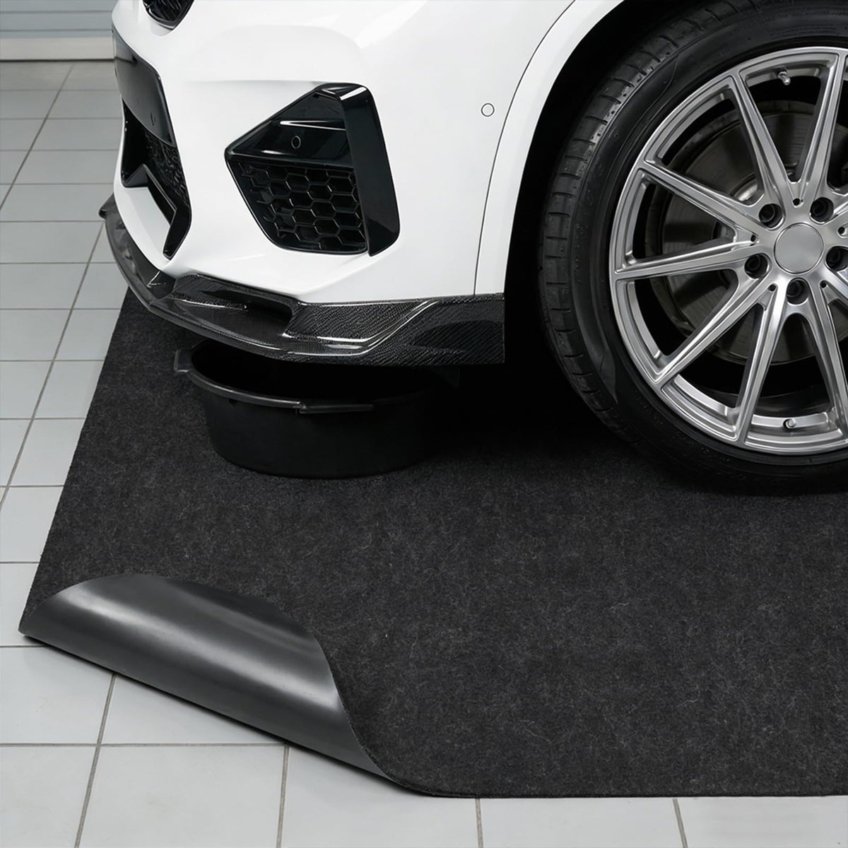 COAGOU mat placed under a car in garage protecting floor from drips benefit