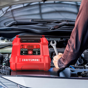 CRAFTSMAN close-up digital display providing clear charge status and modes