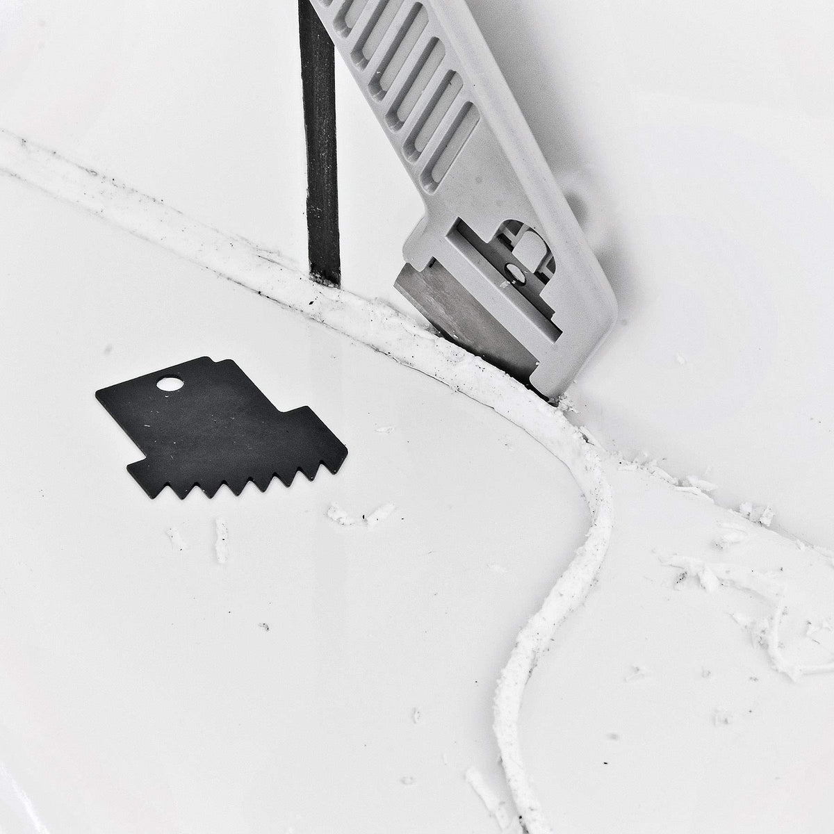 Cramer tool forming silicone on a bathroom tile joint for neat results