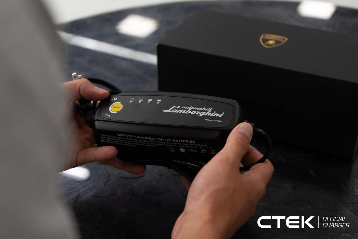 CTEK clamp close-up highlighting secure connection and safe spark‑free benefit