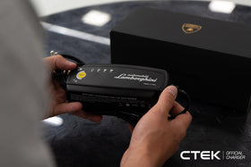 CTEK clamp close-up highlighting secure connection and safe spark‑free benefit