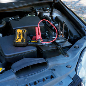 DEWALT DXAELJ25 clamp and port close-up highlighting USB-C PD and safe clamps