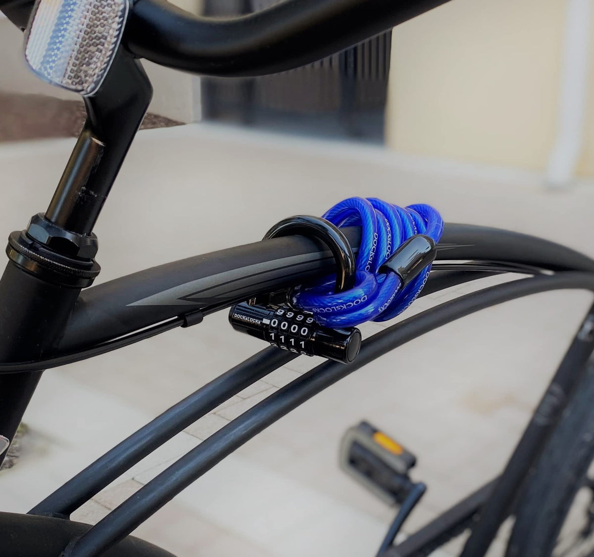 DocksLocks attached to bicycle frame providing secure parking protection