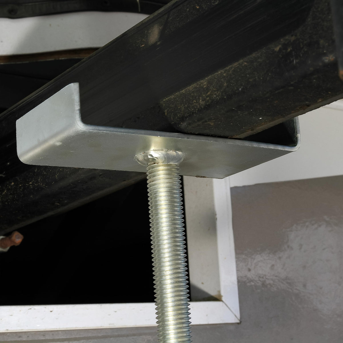 Eaz-Lift Camco close-up of extended support showing adjustable height for precise leveling