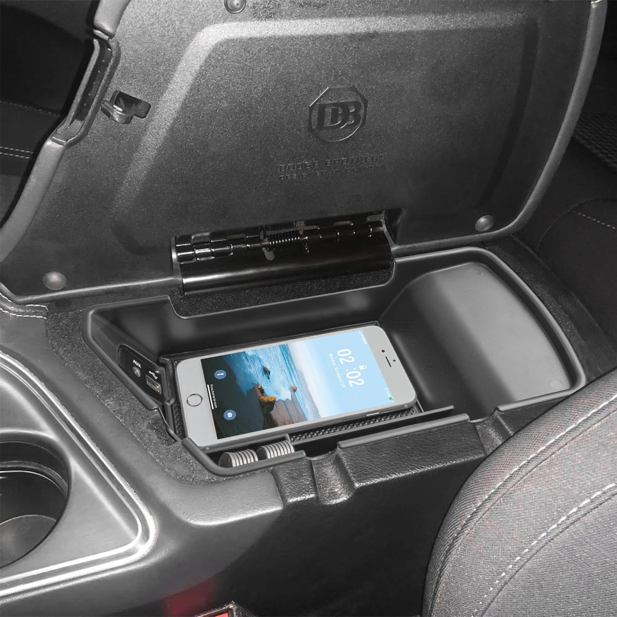 EDBETOS organizer holding phone and keys for quick access while driving