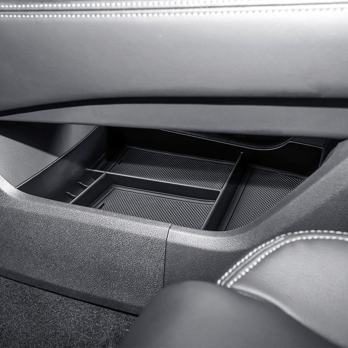 EDBETOS lifestyle interior shot showing organized console for stress-free driving benefit