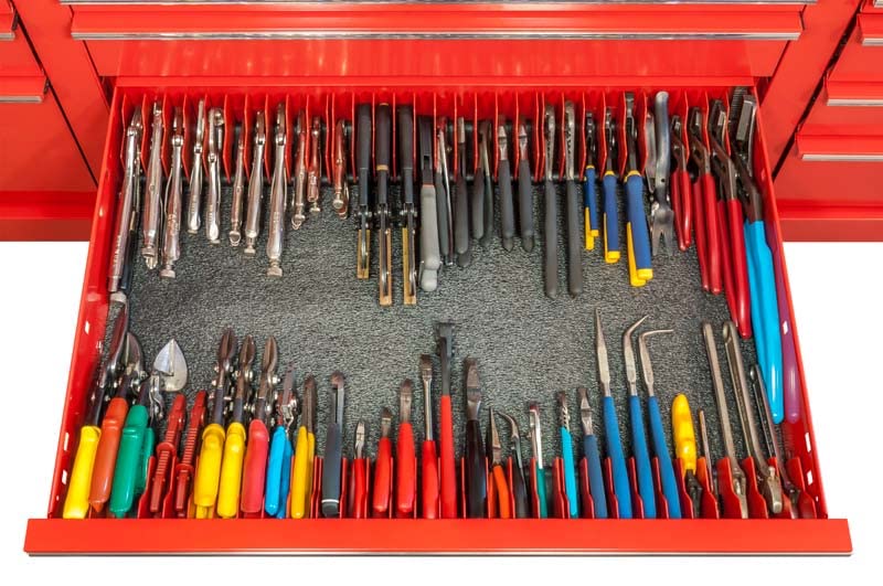Ernst Plier Pro in toolbox lifestyle scene highlighting tidy workspace and fast retrieval