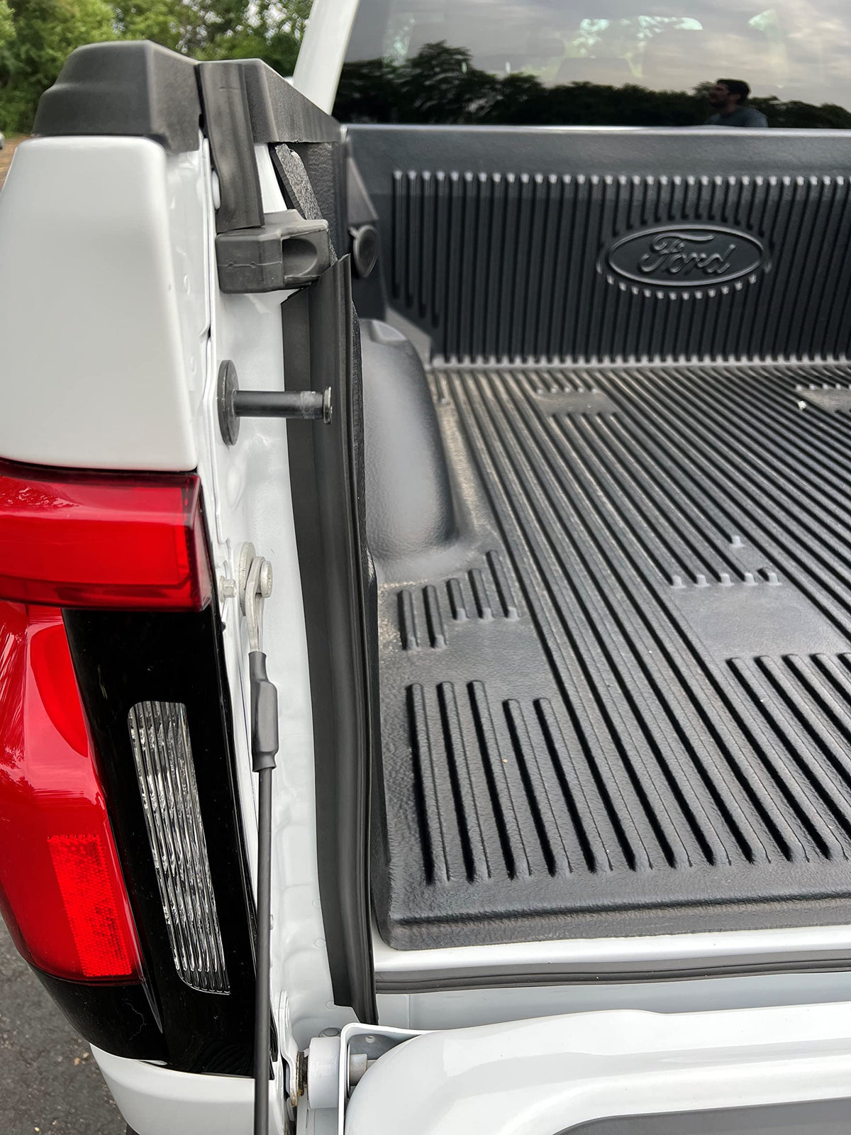 ESI tapered sidewall close-up conforming to tailgate edge for tighter seal