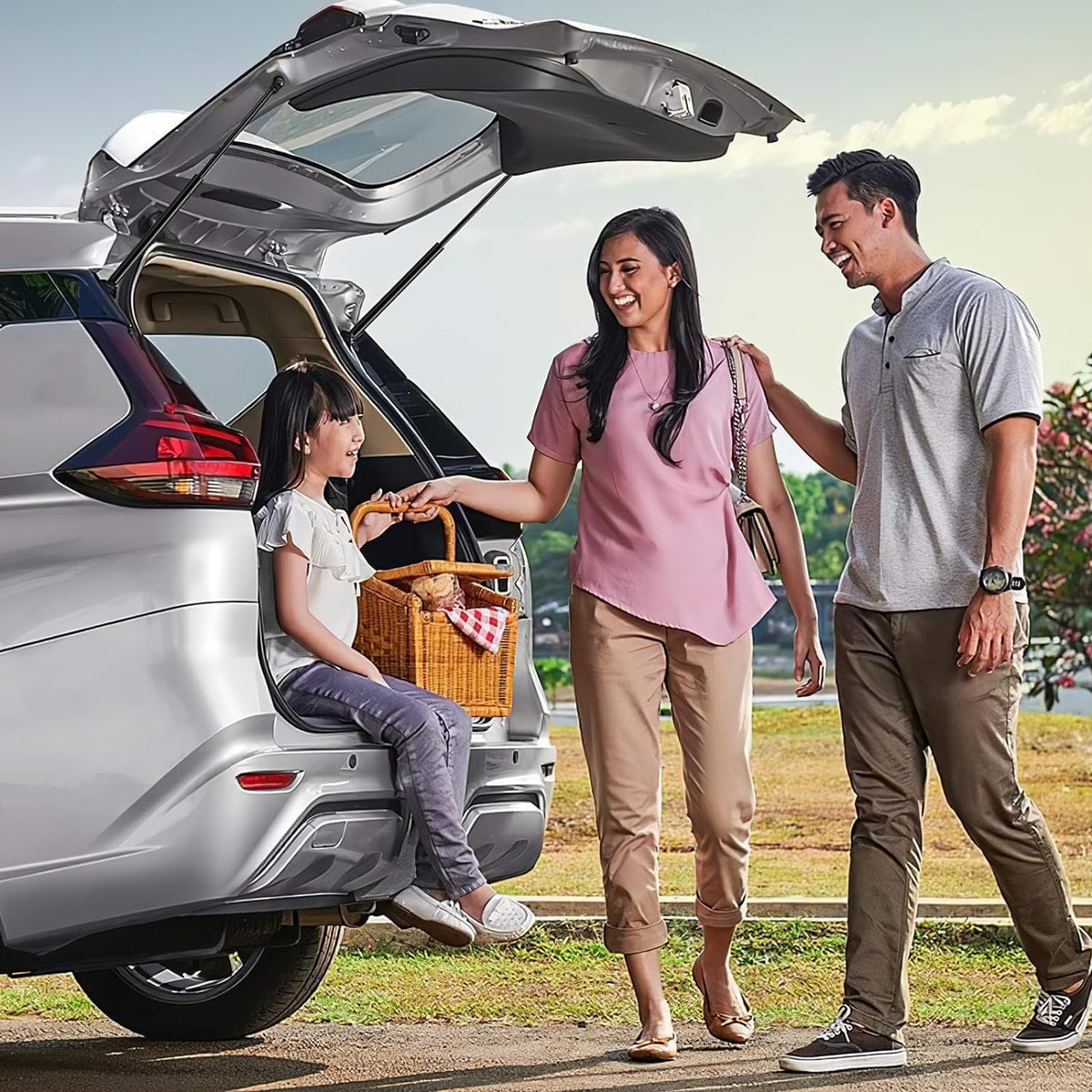Euplokeer in lifestyle setting with open hatch easing cargo loading