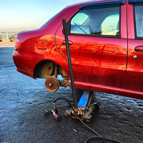 FAVOMOTO handle installed on a floor jack demonstrating proper fit and use