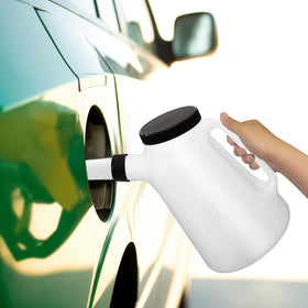 FLIKOU close-up of the detachable spout showing controlled pour and spill reduction