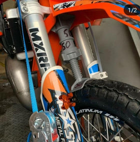 Fork-King profile at fender contact protecting fork from movement