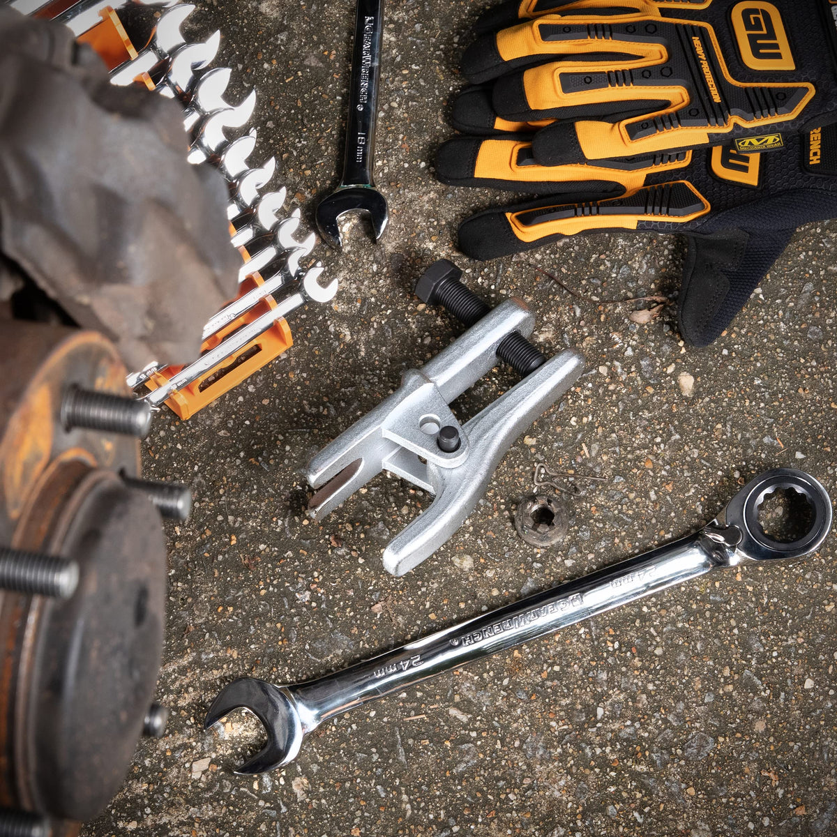 GEARWRENCH separator in use on spindle demonstrating safe removal benefit