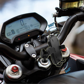 GITOBEHA lifestyle shot of rider using the mount for easy navigation