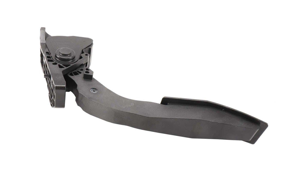 GM Genuine Parts accelerator pedal electrical connector close-up illustrating plug compatibility and reliable signal
