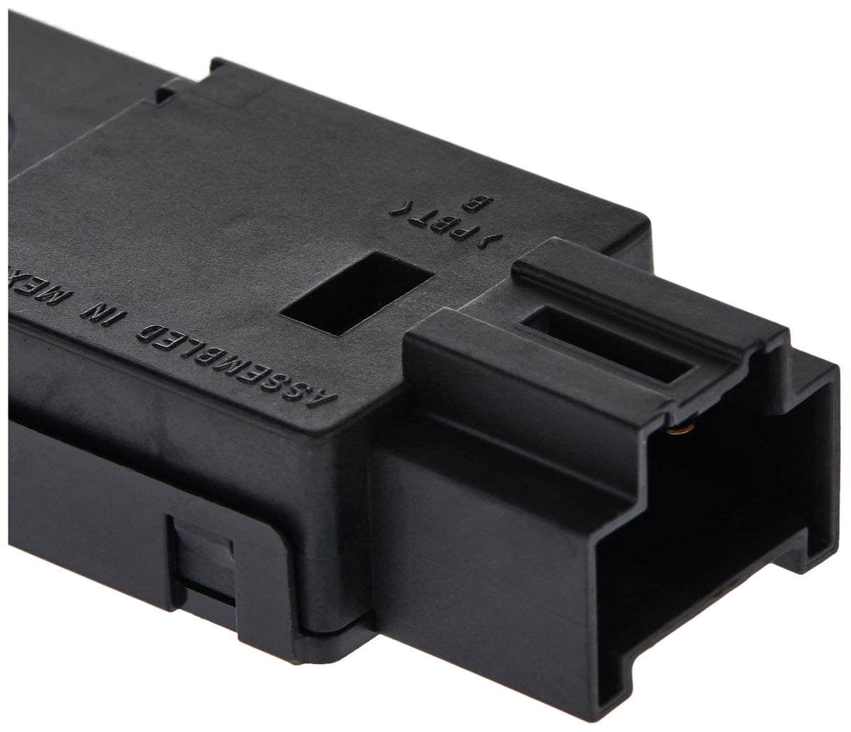 GM Genuine Parts D1539J connector close-up showing factory-style plug for easy install