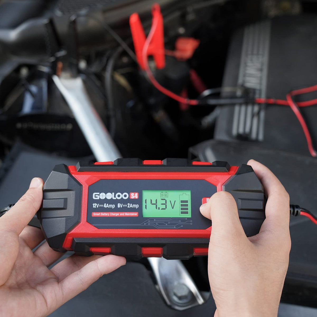 GOOLOO S4 installed on car battery delivering maintenance and charge