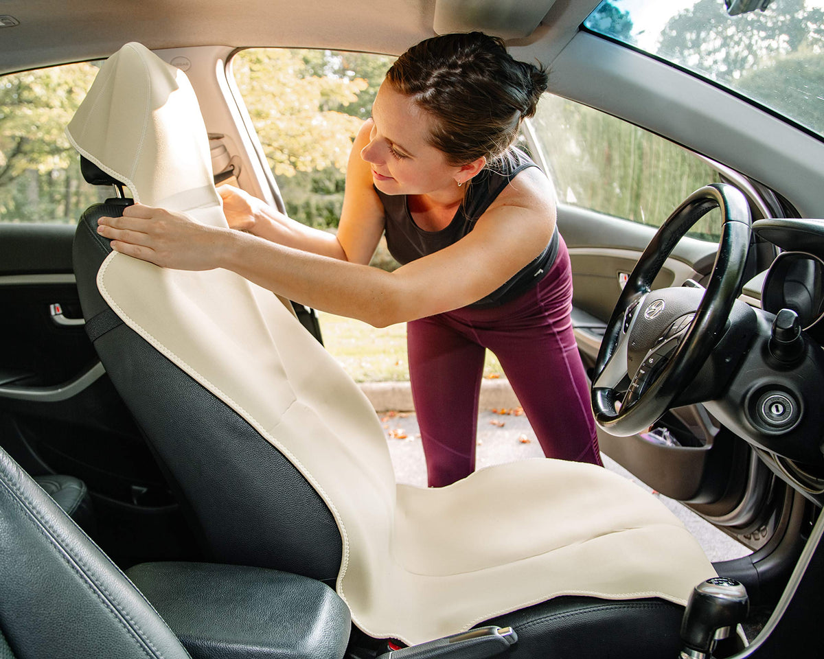 Gorla pet on protected seat shows fur containment and easy cleaning