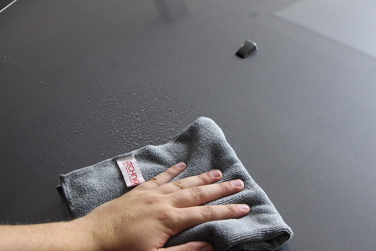Gtechniq MF1 buffing a glossy car panel to reduce swirls and polish residue