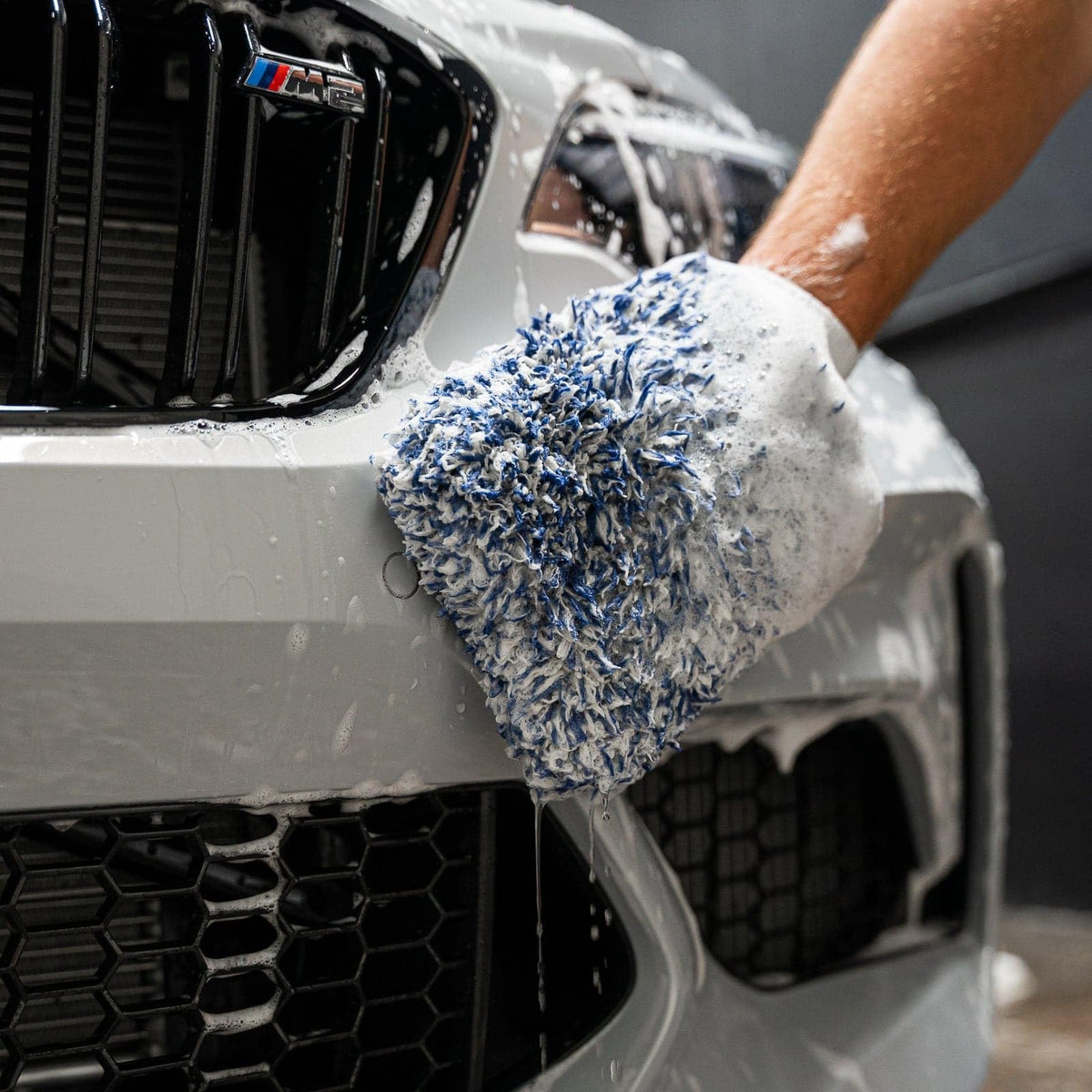 Gyeon Smoothie in hand cleaning a panel for improved control benefit