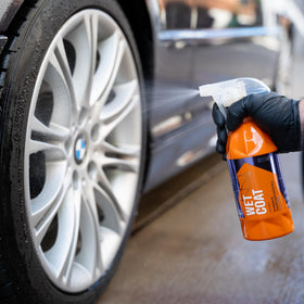 Gyeon Wet Coat 4000ml next to a measuring jug to show large professional-size capacity