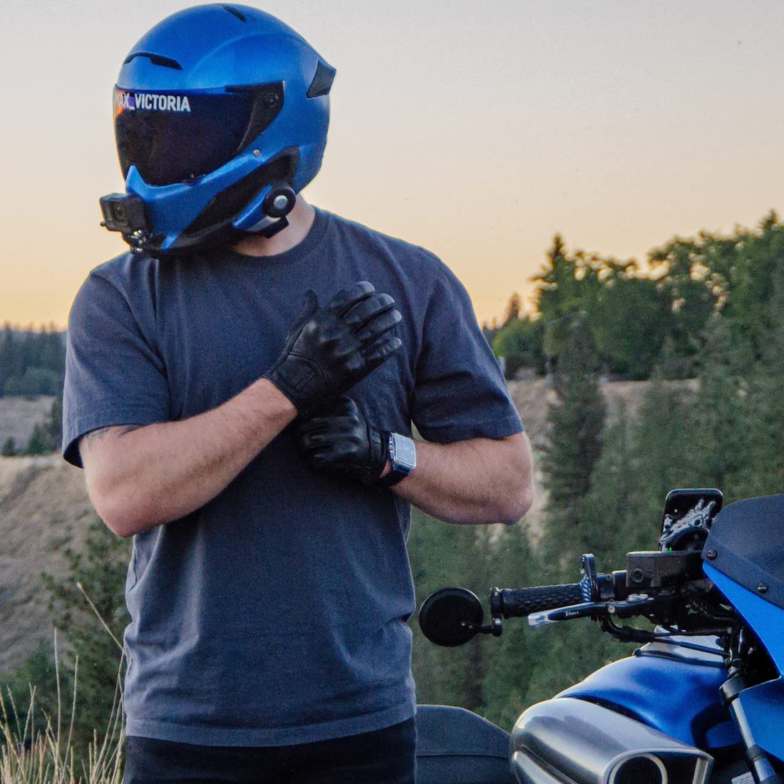 Harssidanzar touchscreen fingertip demonstrated enabling phone use while riding