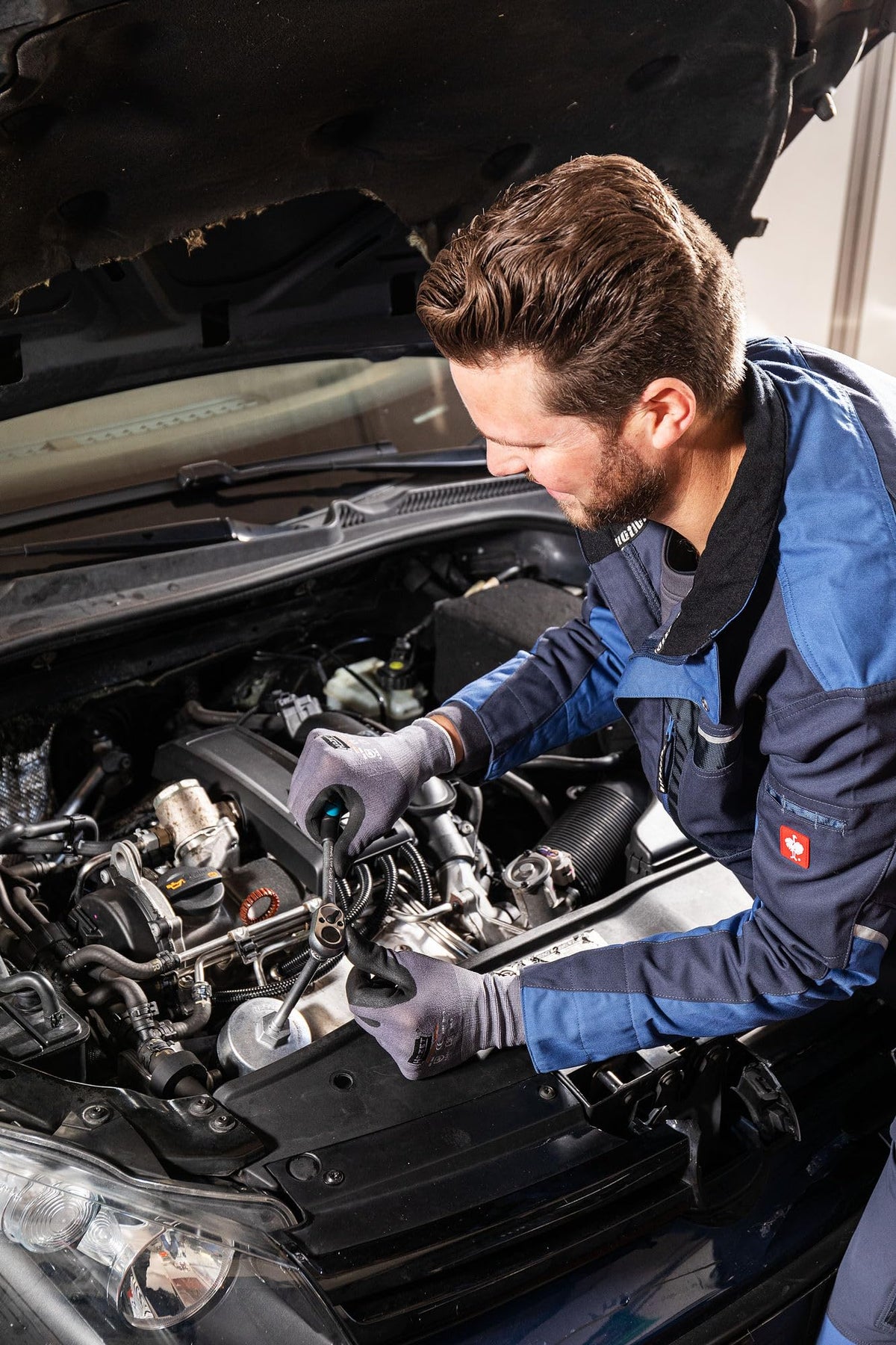 Hazet 2169 mounted on an engine oil filter housing demonstrating safe removal benefit
