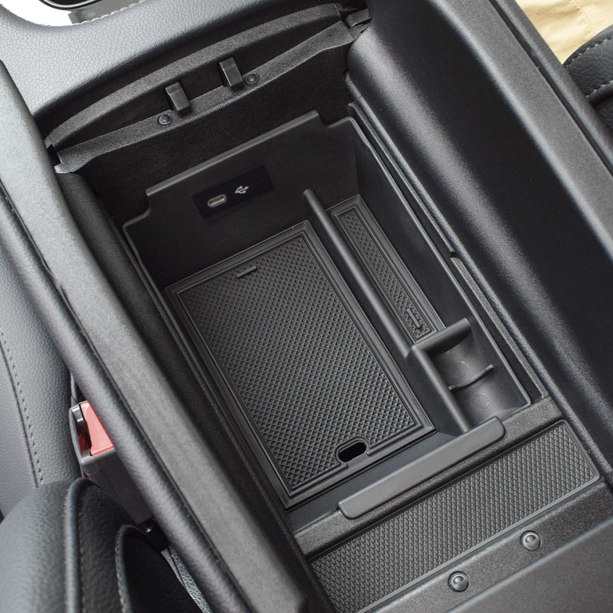 HGWEI lifestyle shot in vehicle interior showing clutter reduction