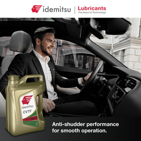 Idemitsu CVT Type N pour spout close-up ensuring clean, controlled topping