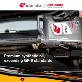 Pouring Idemitsu IFG3 0W-20 into engine to show clean fill and quick flow