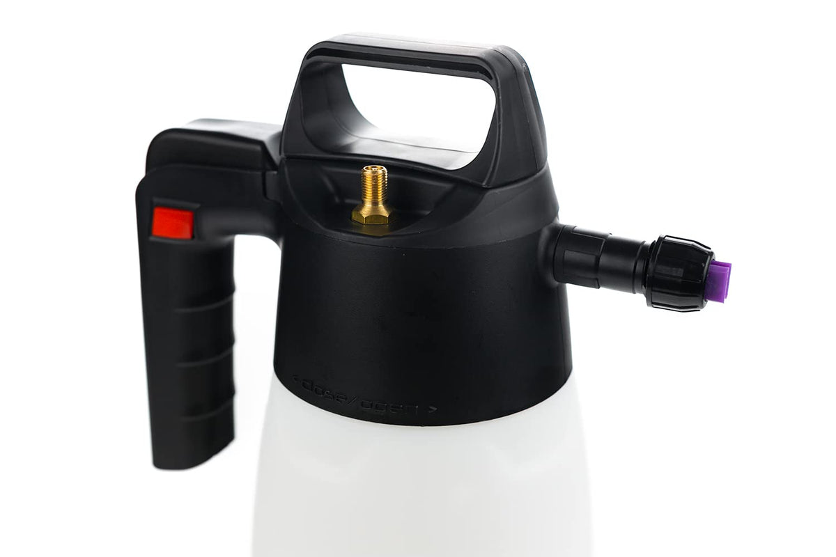 IK FOAM Pro 2 translucent tank with level marks for accurate dosing