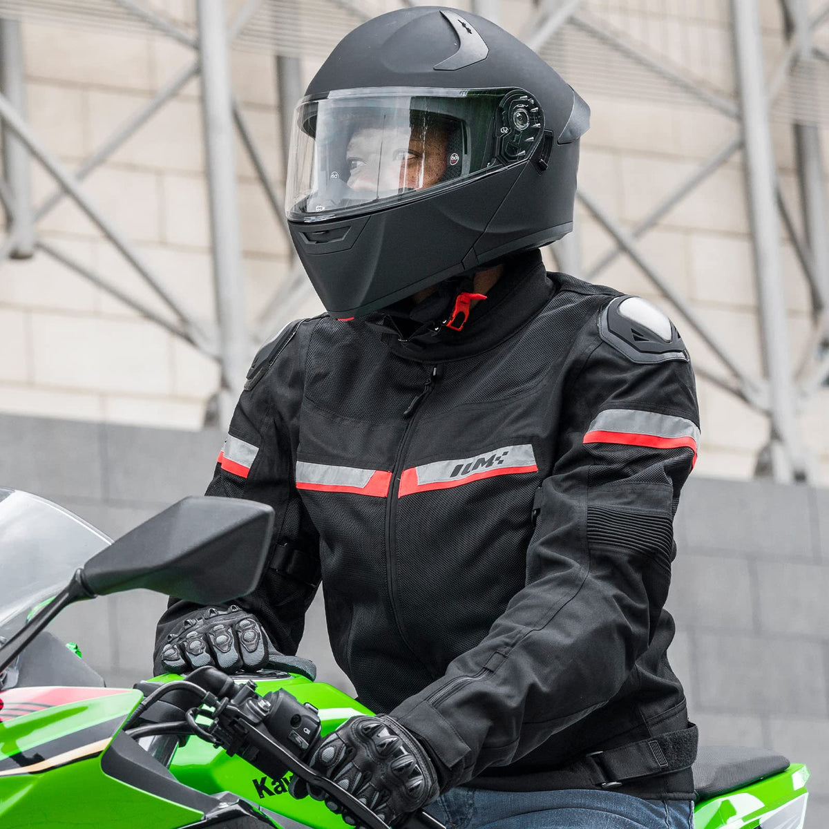 ILM WS206 next to helmet bag showing size and storage convenience