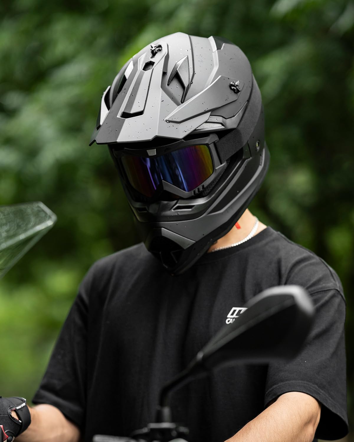 ILM WS901 lifestyle rider on trail demonstrating kit's protection and airflow