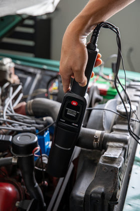 Innova 3551 clamped on spark plug wire demonstrating inductive pickup benefit